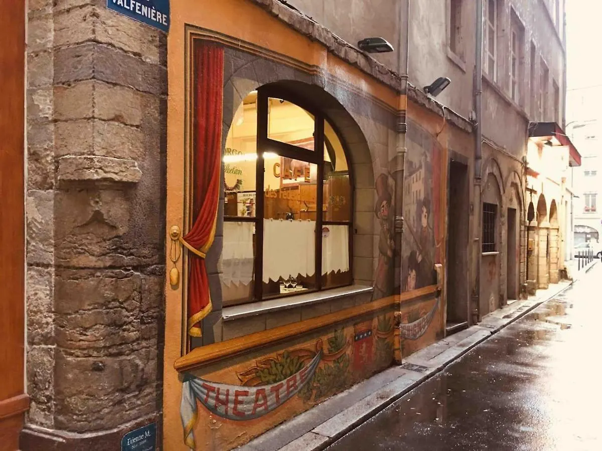 Small Factory Apartment Lyon 0*,